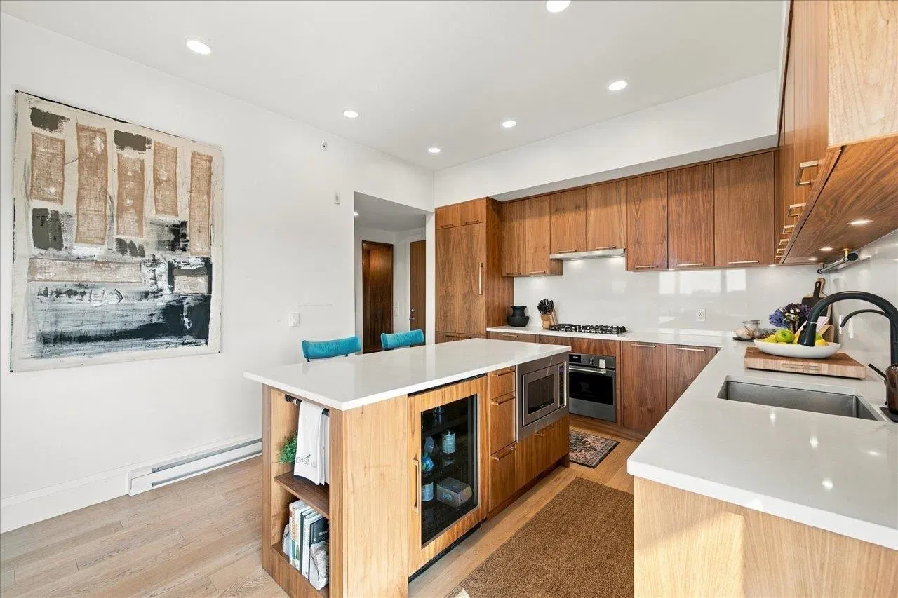 Photo 3 of 40 at #602 – 2550 Garden Drive