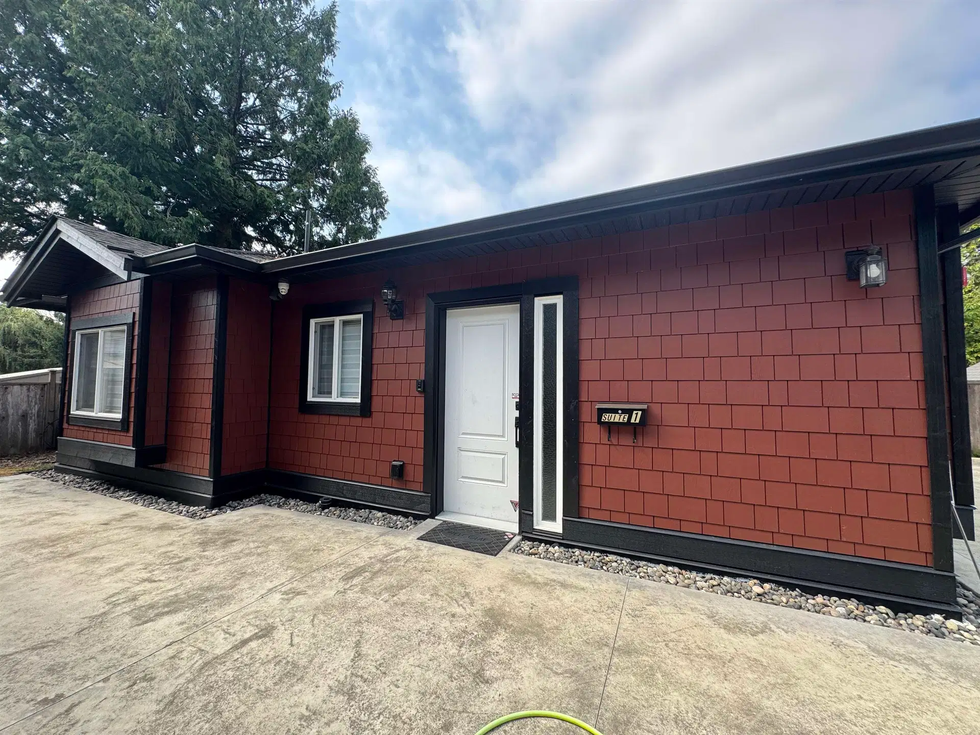 Coach House – 11901 Gee St