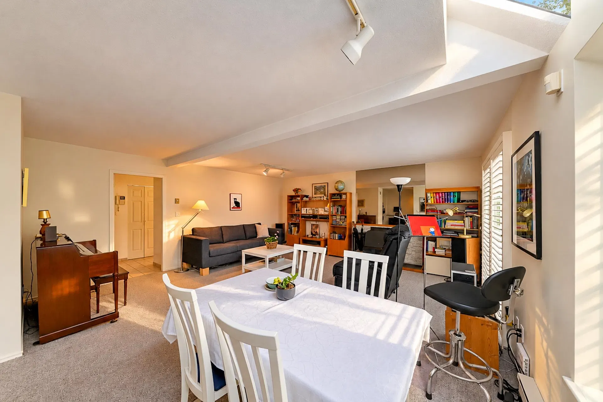 Photo 4 of 19 at 1919 Creelman Avenue