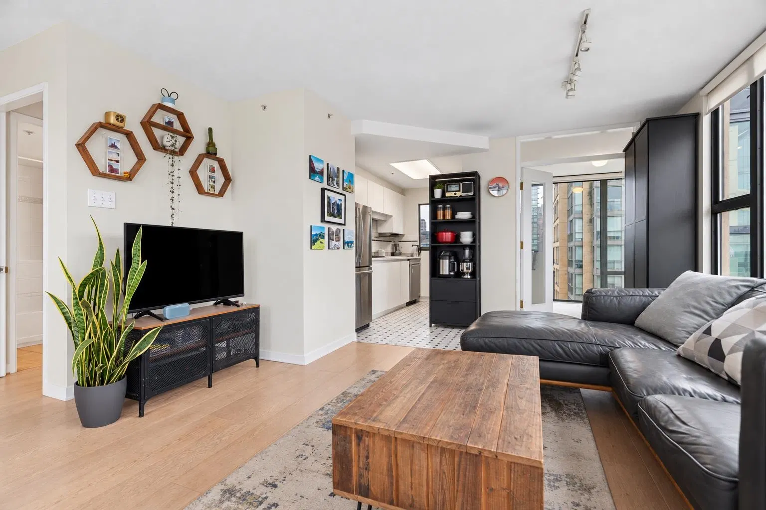 Photo 3 of 14 at #1405 – 1155 Homer Street