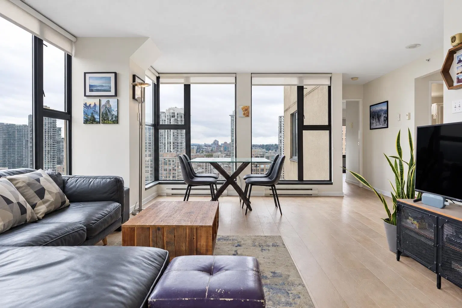 Photo 4 of 14 at #1405 – 1155 Homer Street