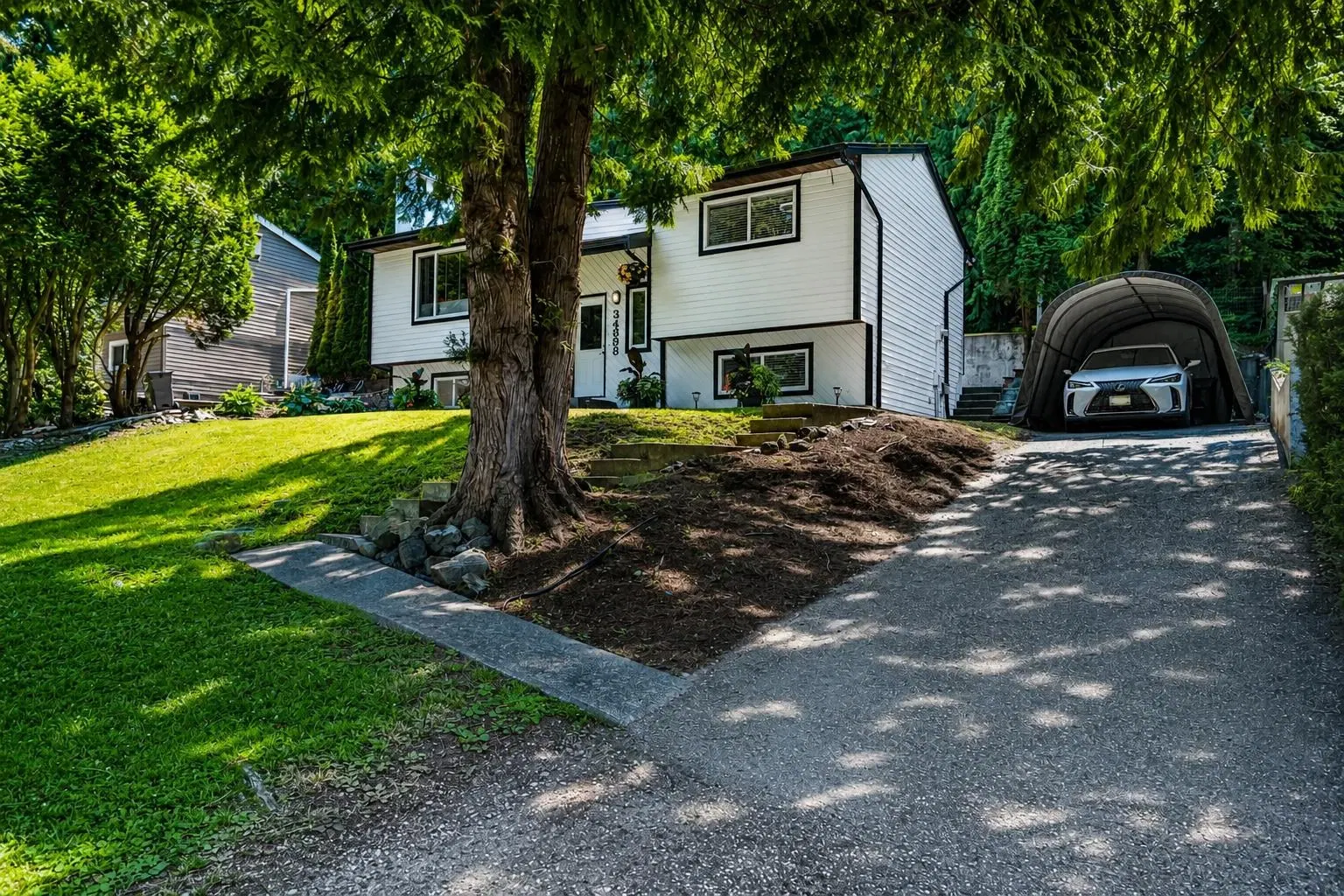 Photo 2 of 40 at 34898 Laburnum Avenue