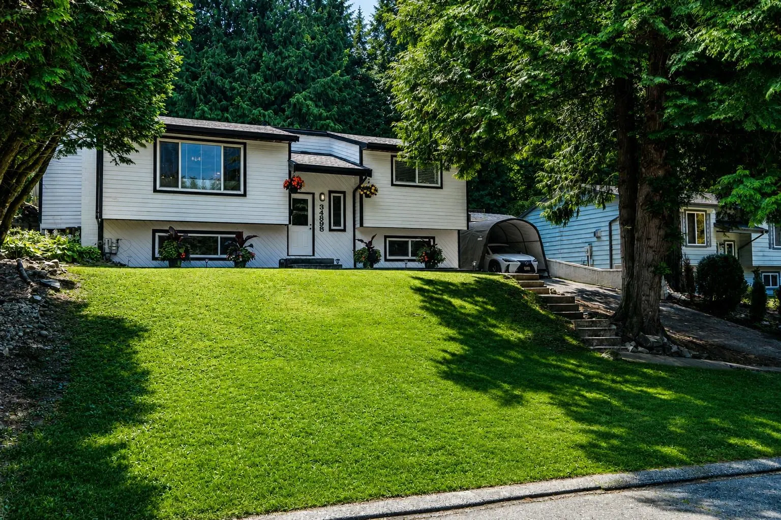 Photo 3 of 40 at 34898 Laburnum Avenue