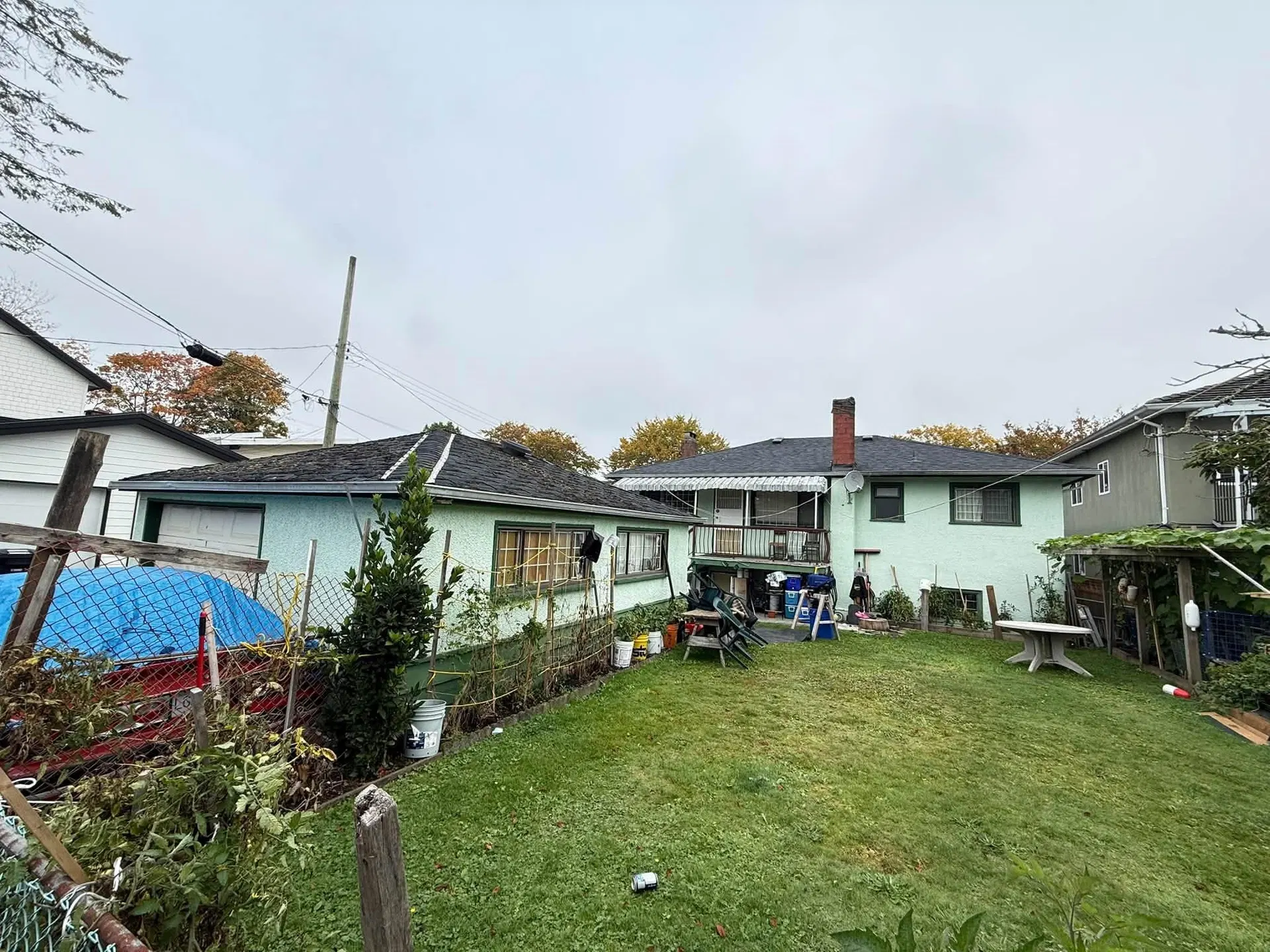 Photo 3 of 11 at 928 E 31st Avenue