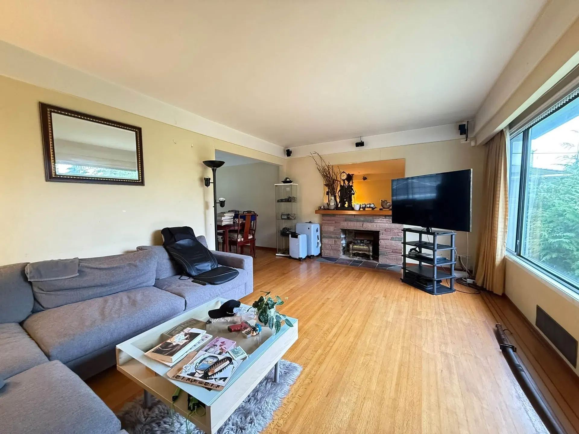 Photo 4 of 11 at 928 E 31st Avenue