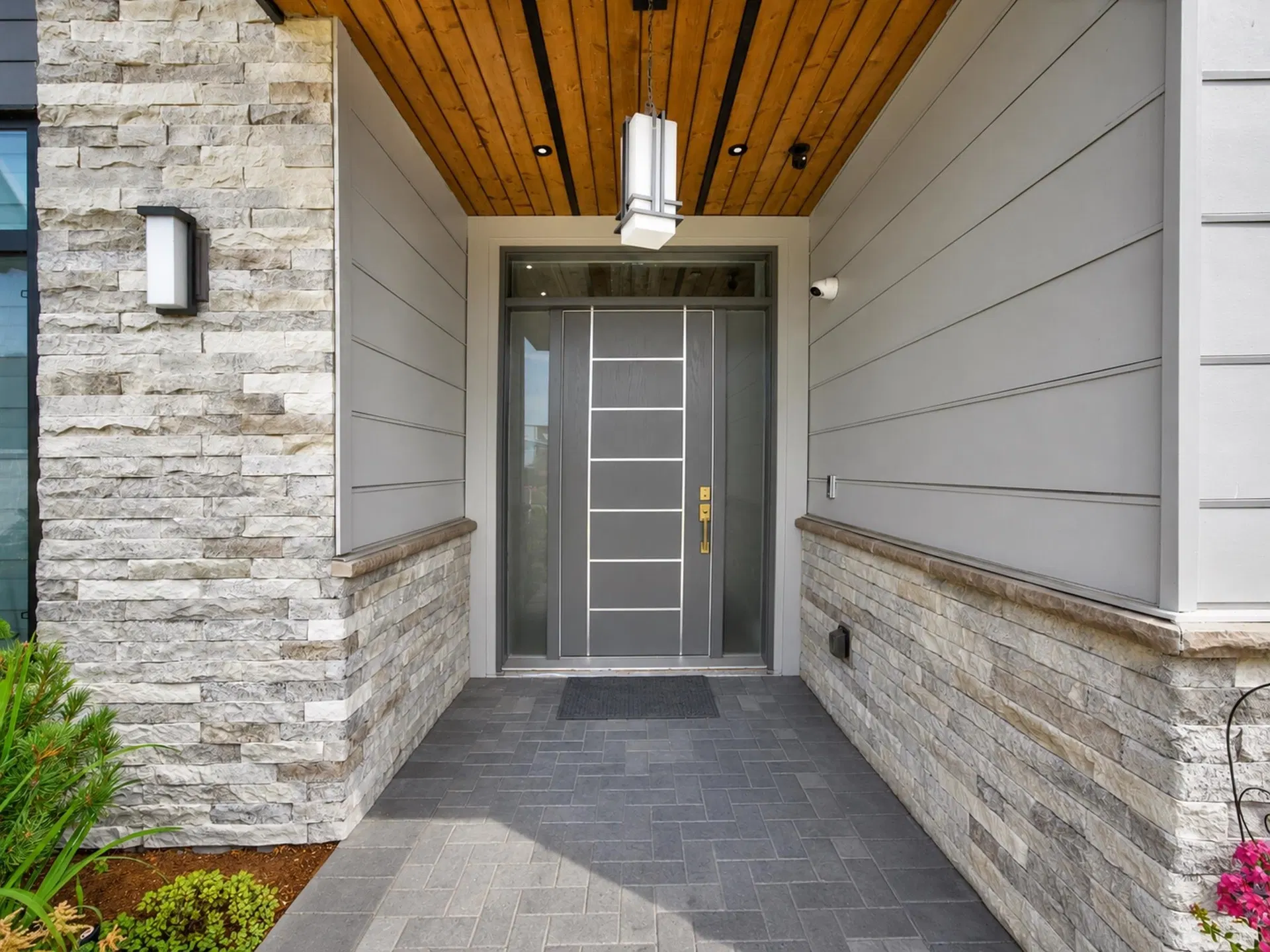 Photo 4 of 40 at 8080 Fairdell Crescent