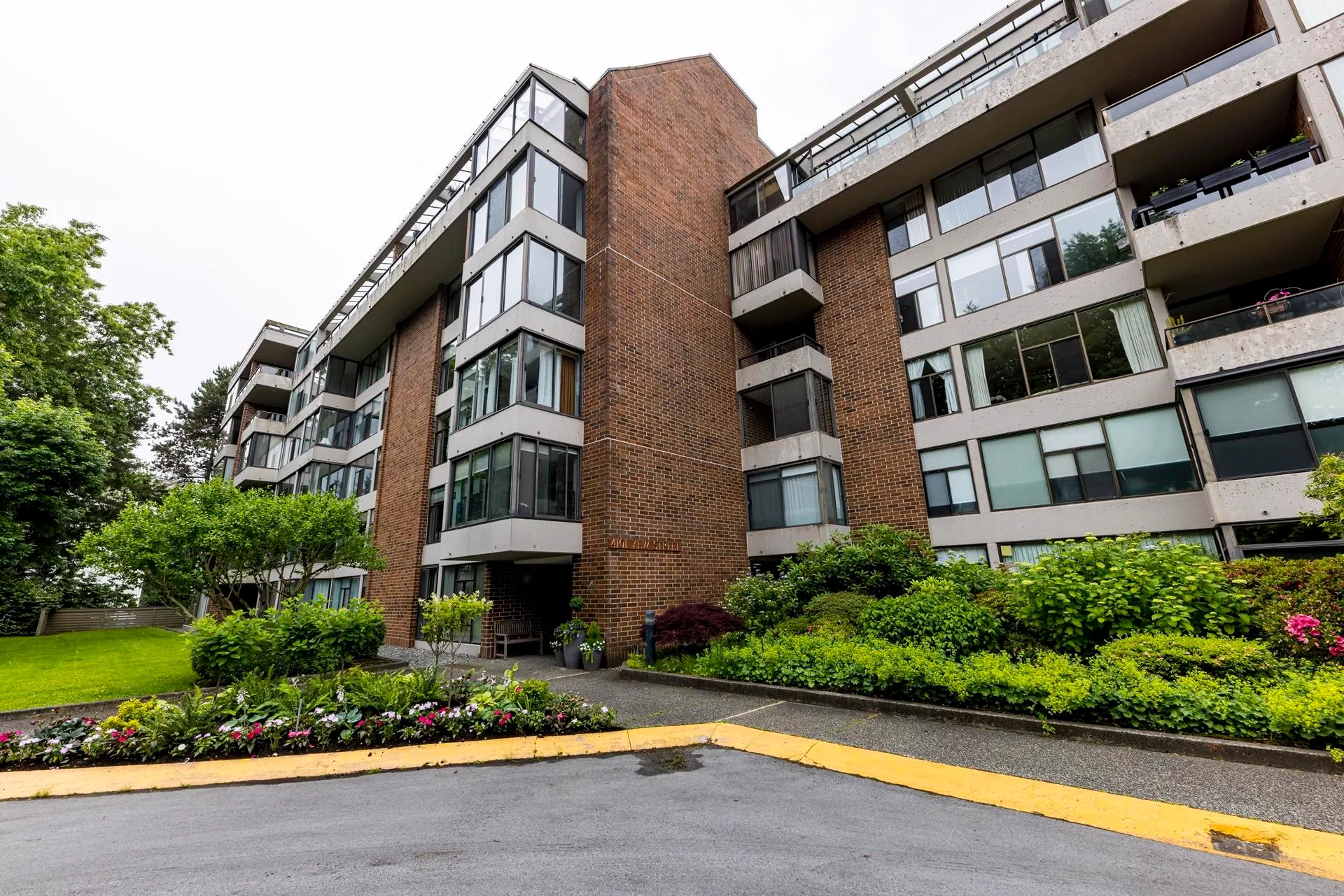 Photo 2 of 33 at #407 – 4101 Yew Street