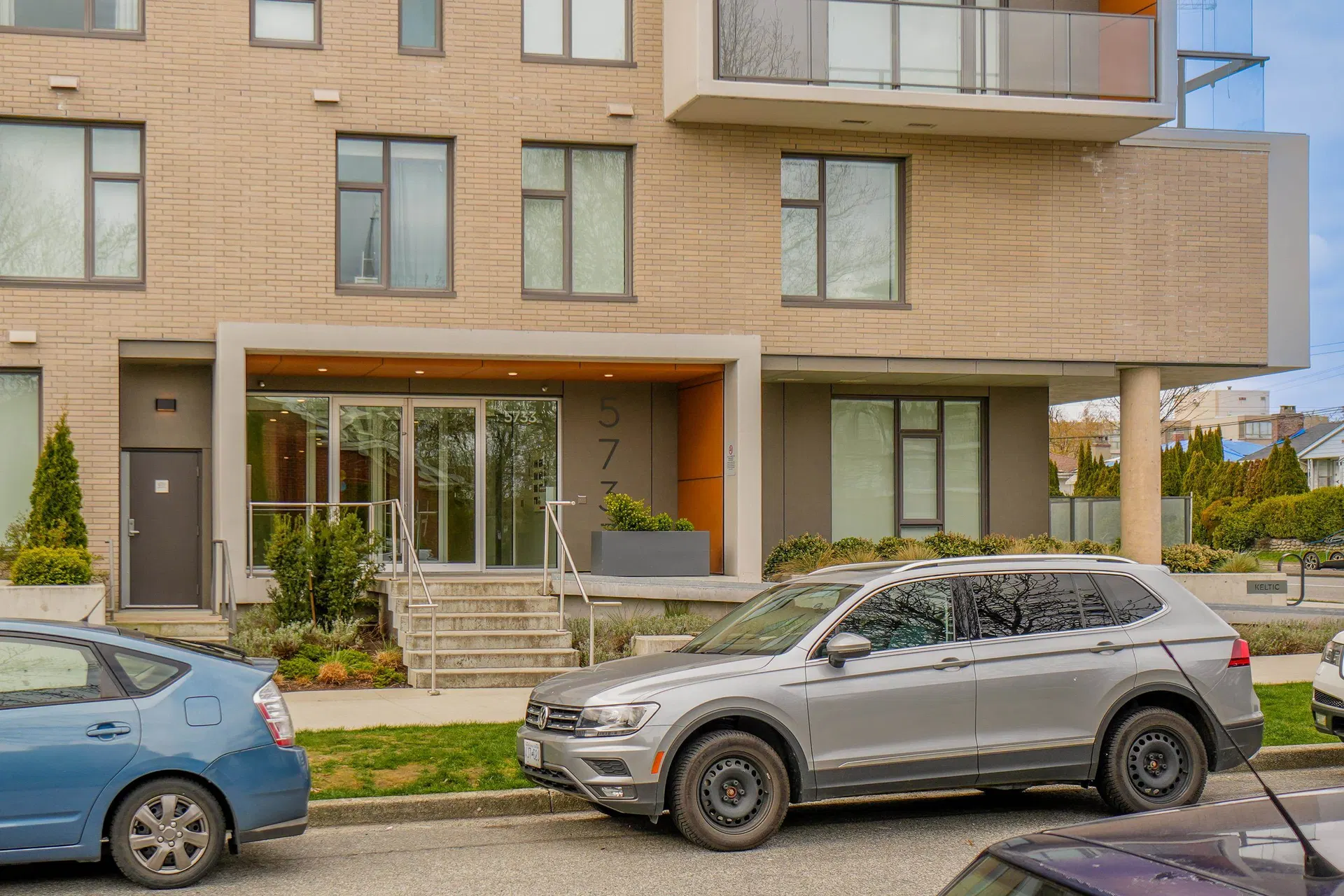 Photo 4 of 35 at #411 – 5733 Alberta Street