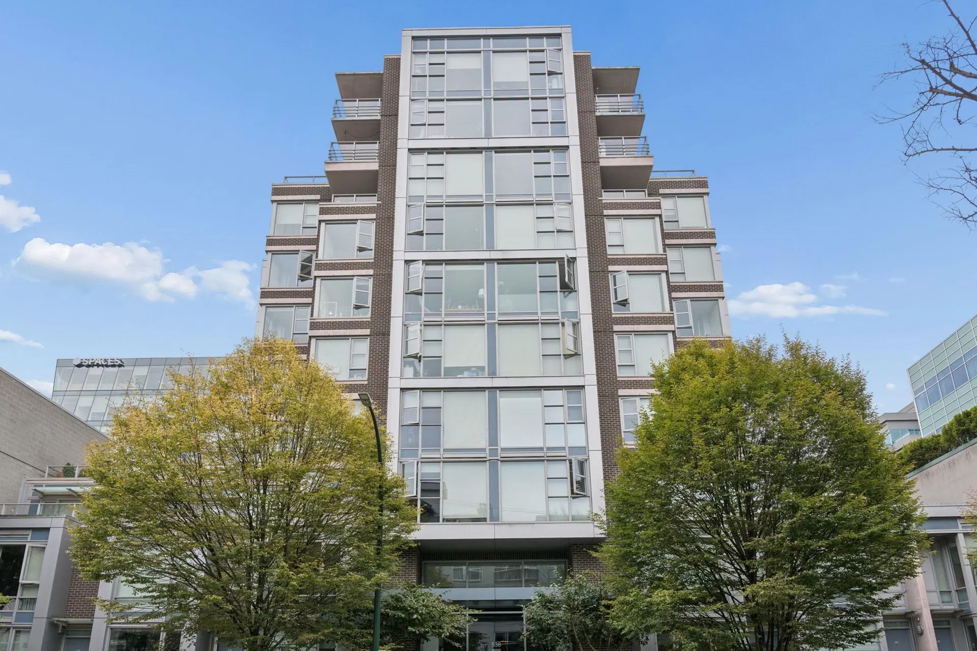 #906 – 538 7th Avenue