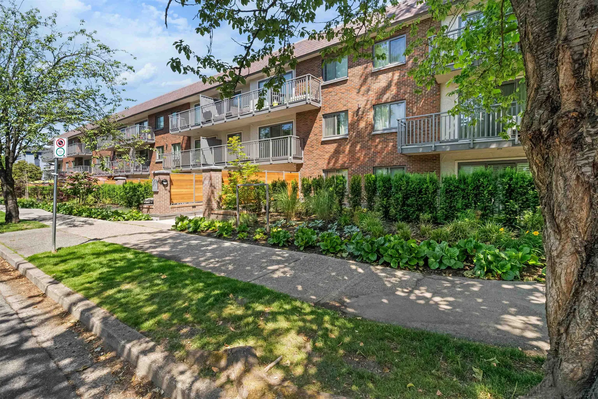Photo 2 of 38 at #101 – 2121 W 6th Avenue