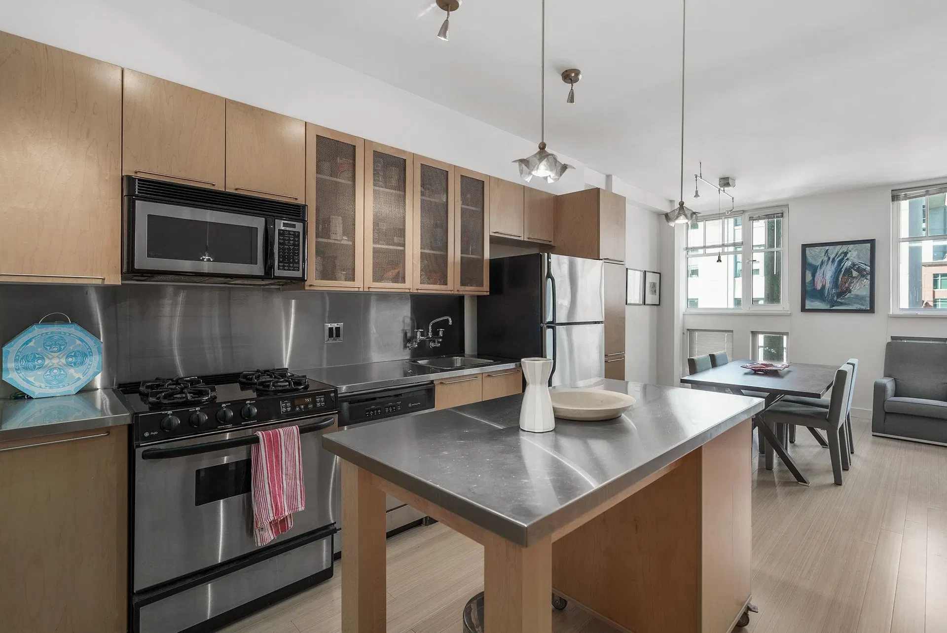 Photo 4 of 20 at #402 – 1072 Hamilton Street