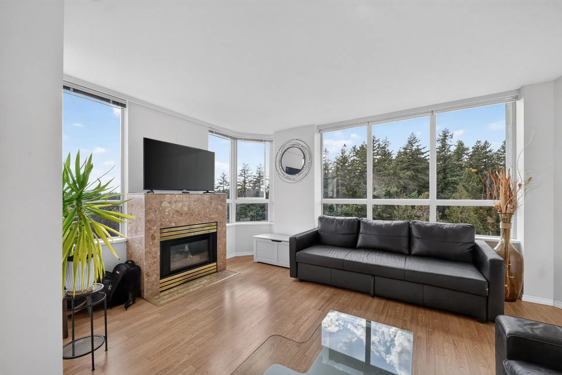 Photo 4 of 40 at #1502 – 10082 148 Street
