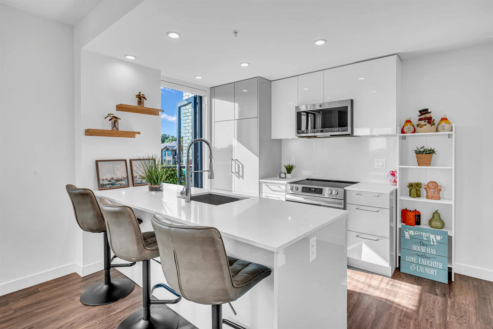 Photo 1 of 28 at #406 – 2446 Shaughnessy Street