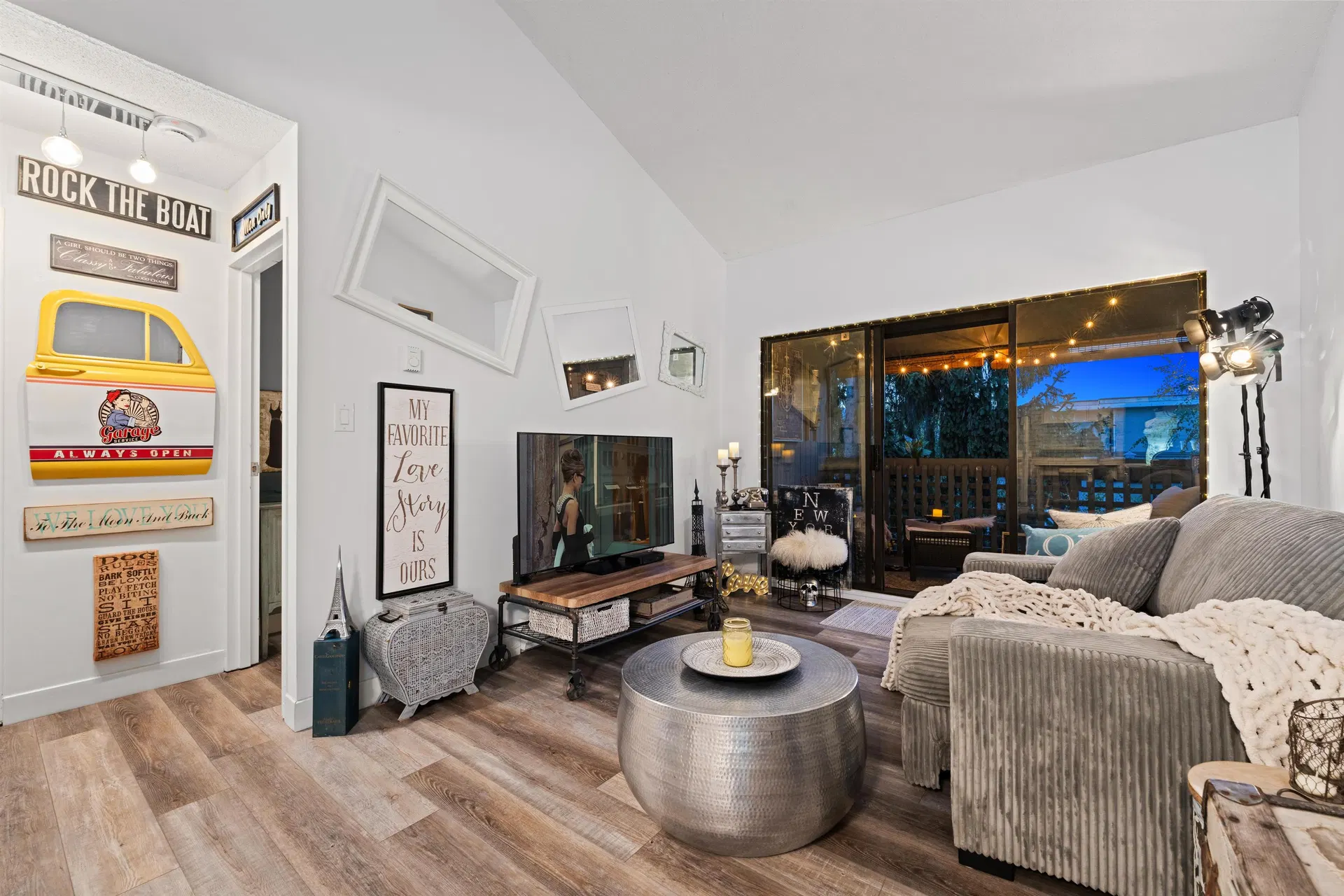 Photo 4 of 40 at #401 – 2173 W 6 Avenue