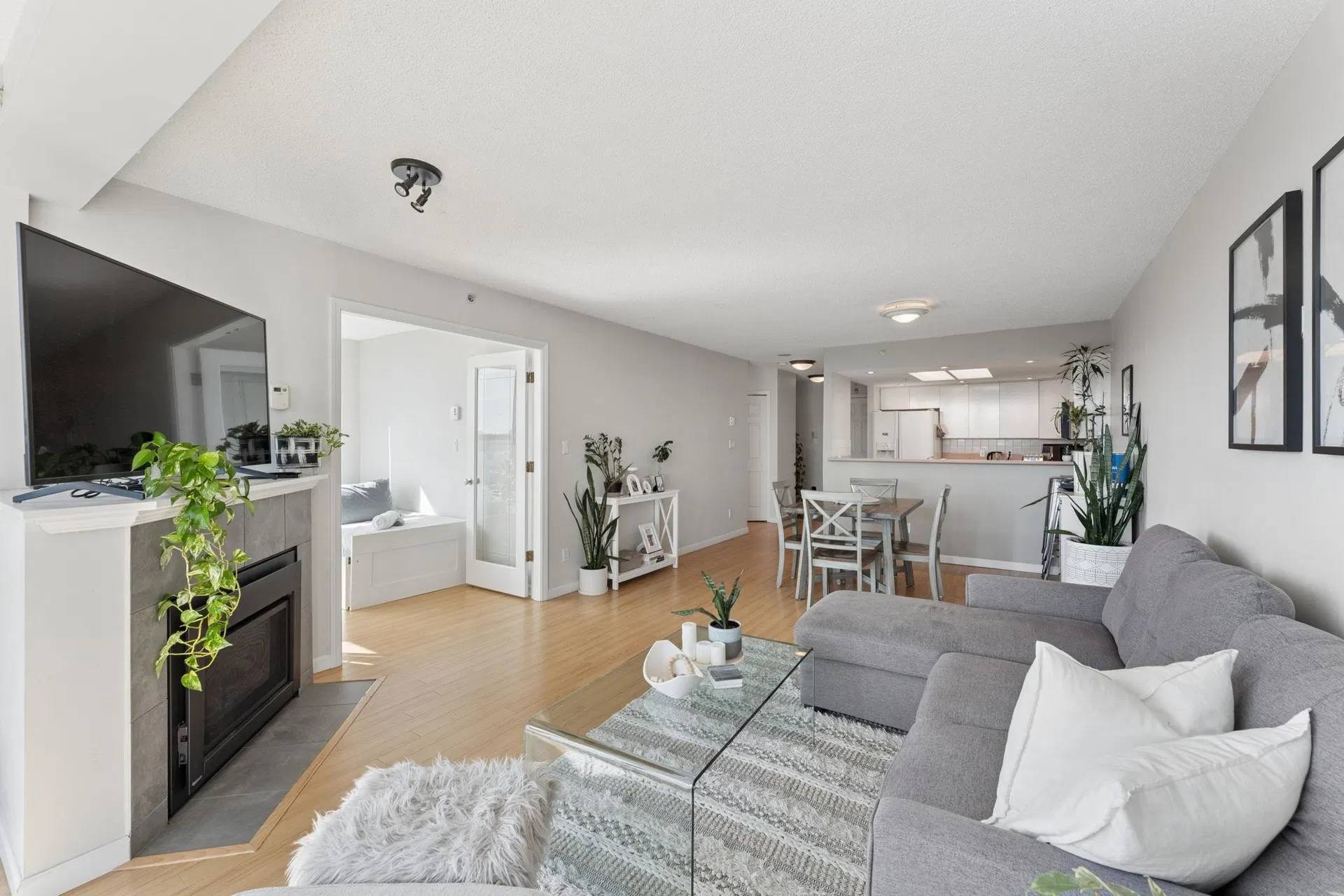 Photo 4 of 36 at #1603 – 1128 Quebec Street