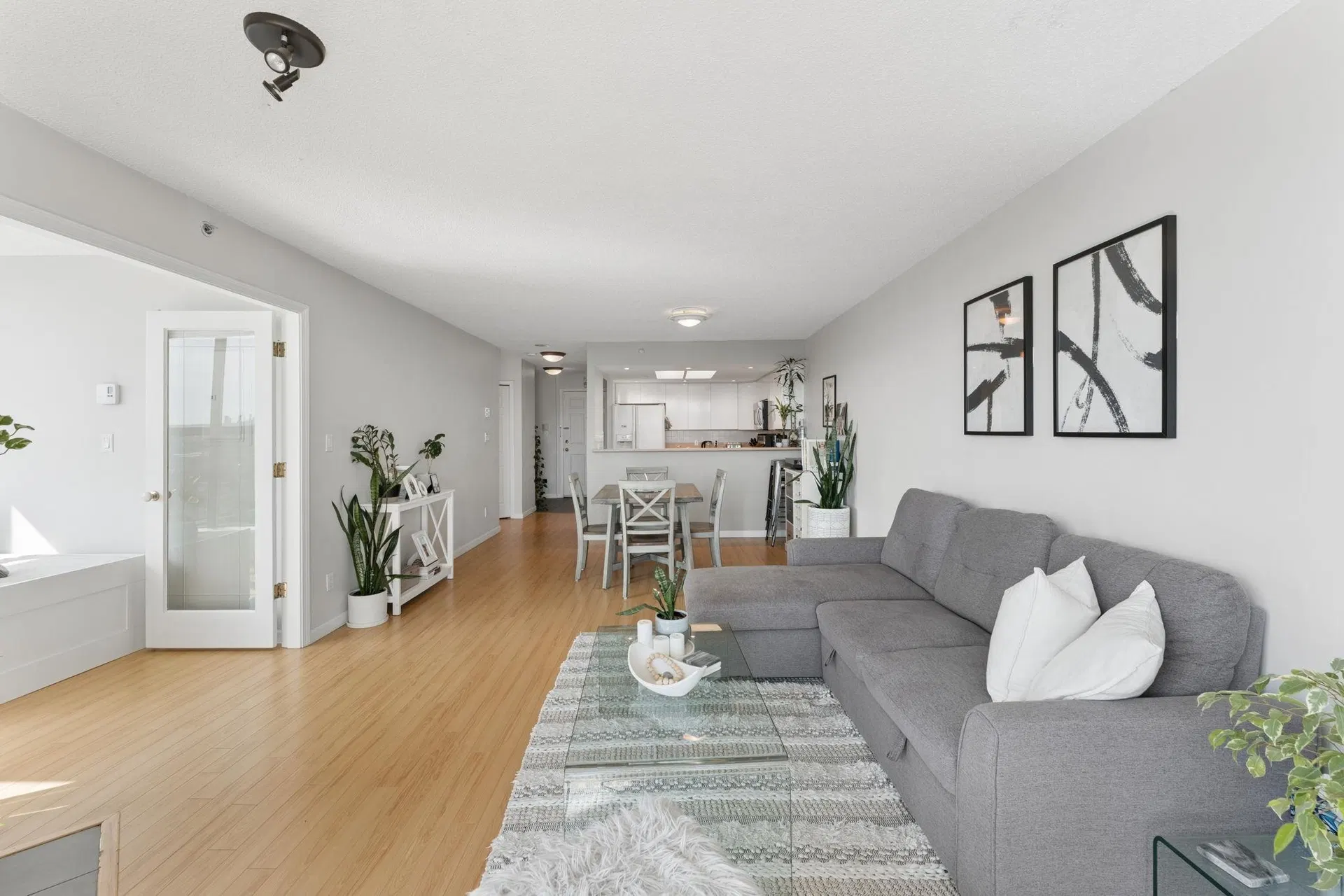 Photo 5 of 36 at #1603 – 1128 Quebec Street