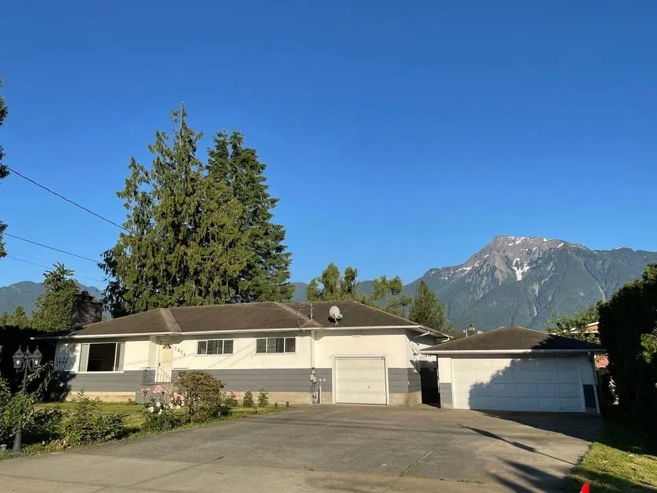 Photo 1 of 16 at 1824 Agassiz Avenue