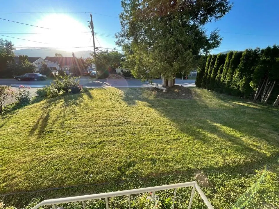 Photo 2 of 16 at 1824 Agassiz Avenue
