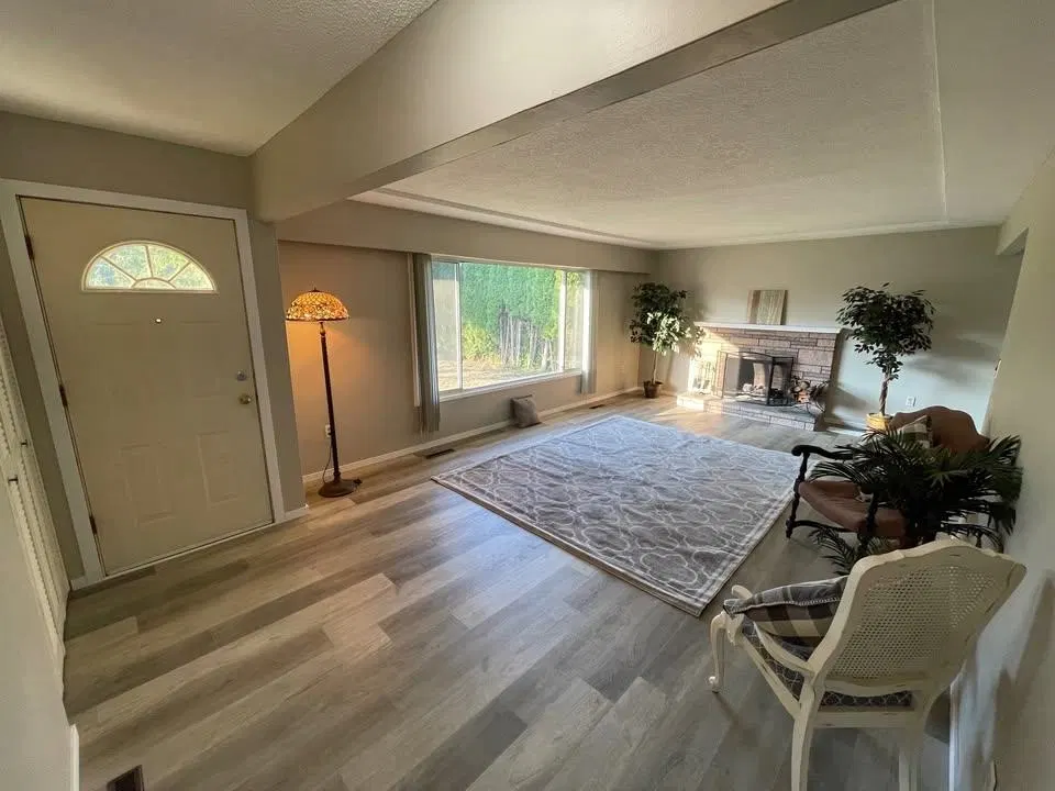 Photo 5 of 16 at 1824 Agassiz Avenue