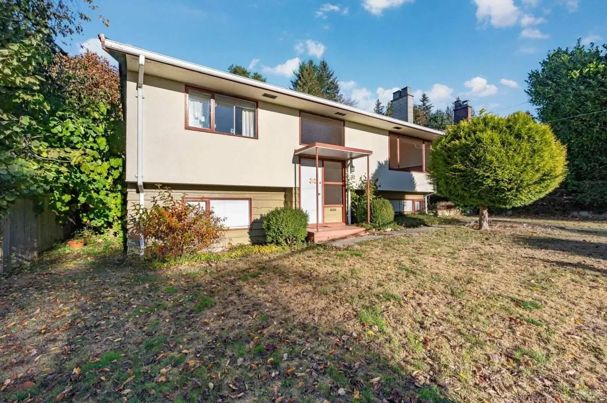 Photo 1 of 19 at 332 Laurentian Crescent