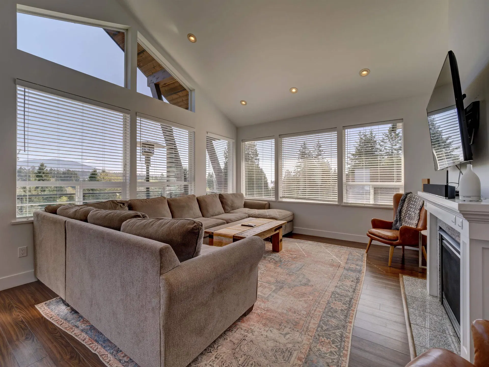 Photo 1 of 39 at 825 Bayview Heights Road