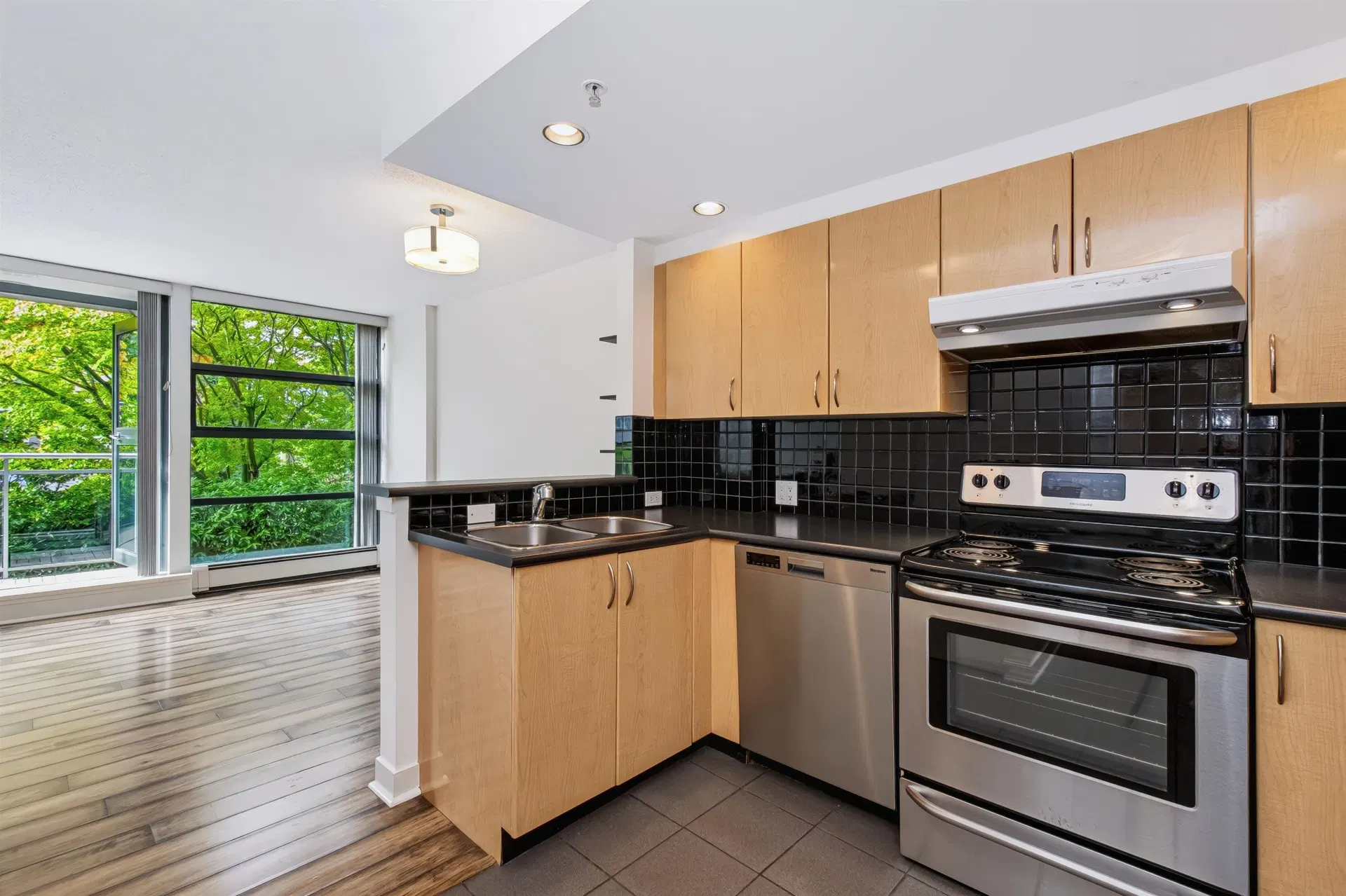 Photo 2 of 28 at #202 – 1688 Robson Street