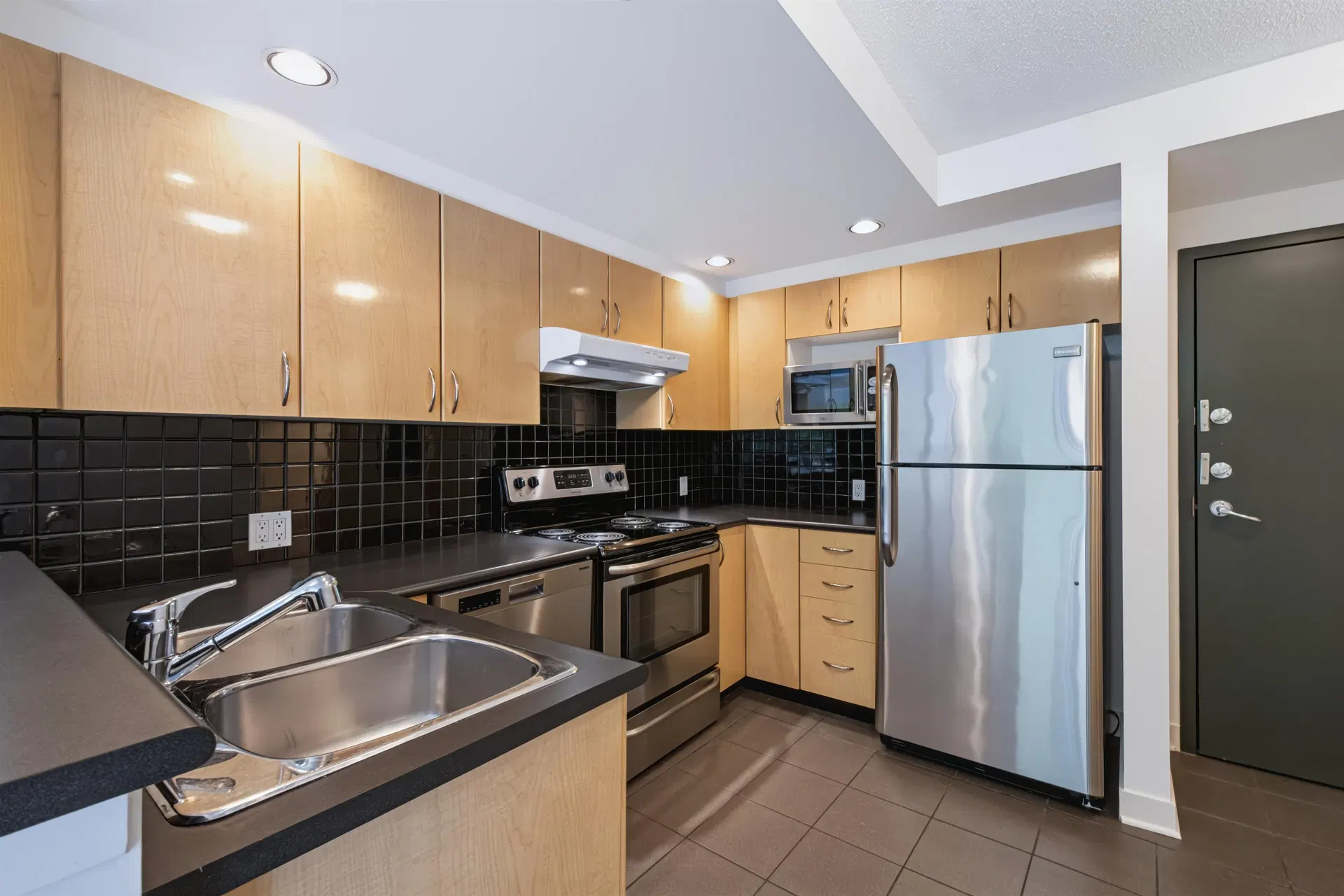 Photo 3 of 28 at #202 – 1688 Robson Street