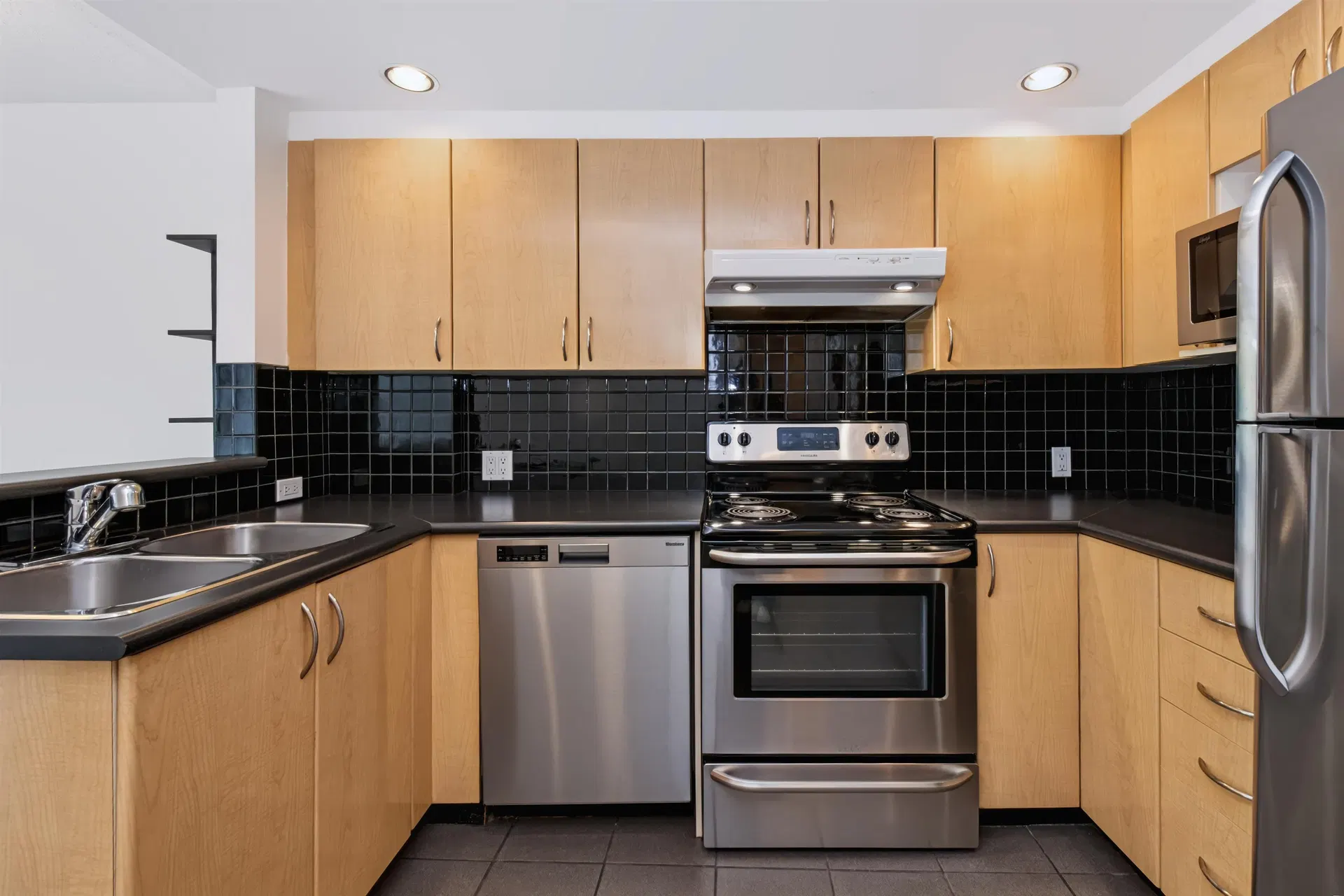 Photo 5 of 28 at #202 – 1688 Robson Street