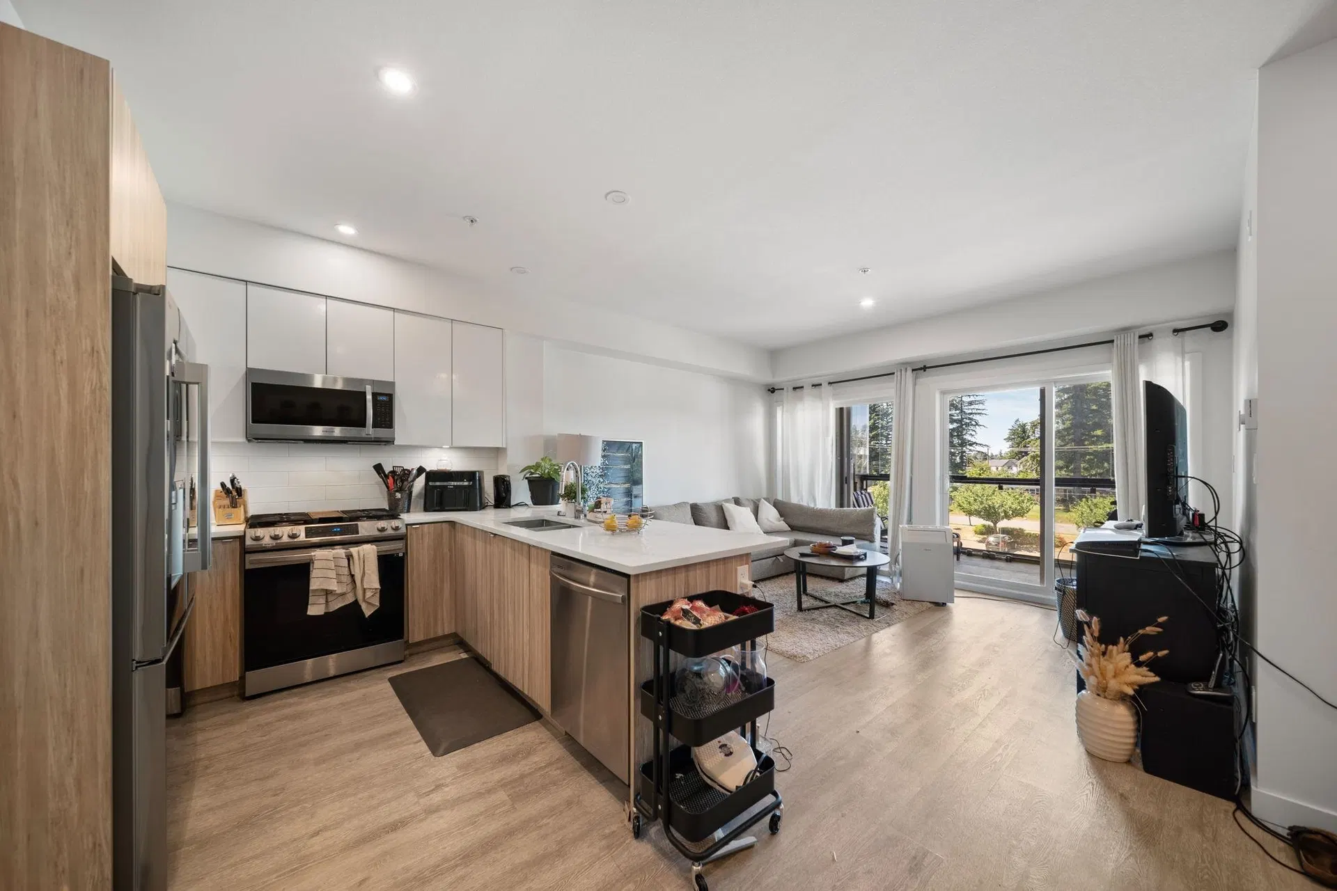 Photo 3 of 25 at #410 – 2649 James Street