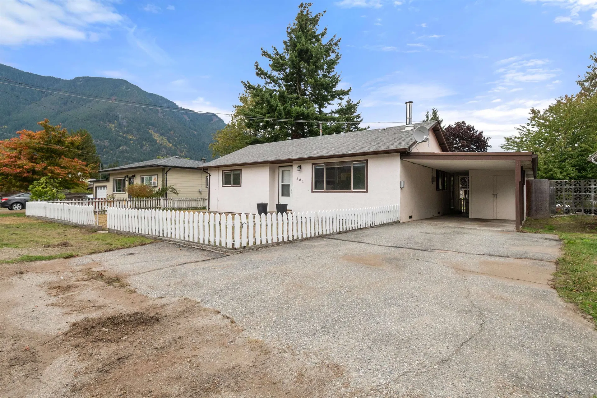 Photo 3 of 32 at 561 Thacker Avenue