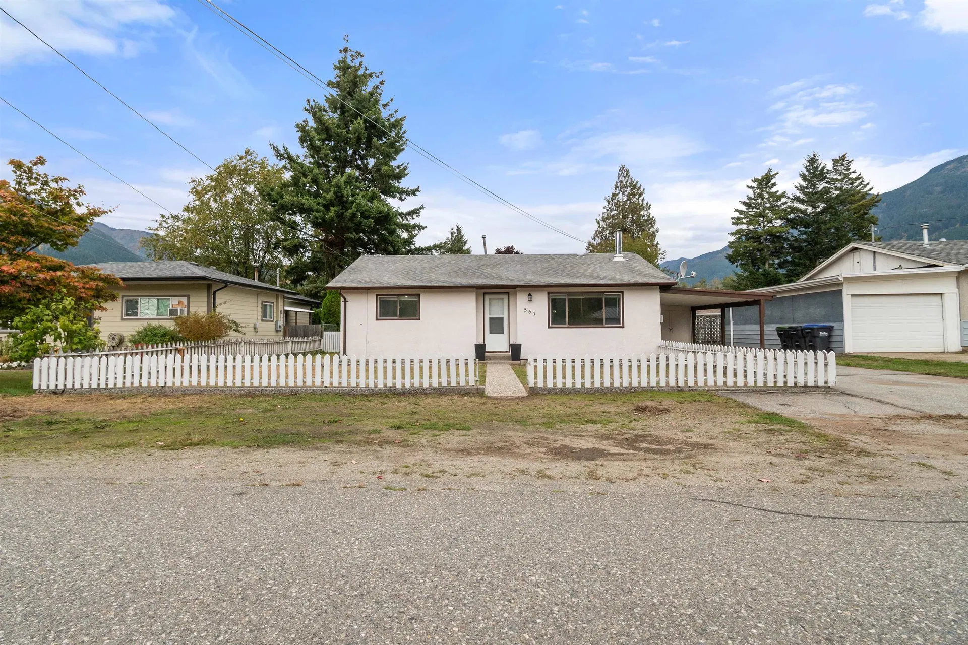Photo 4 of 32 at 561 Thacker Avenue