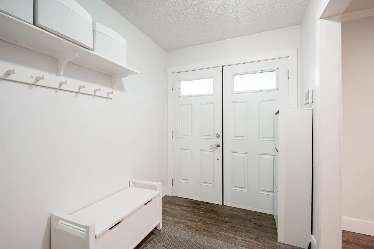 Photo 4 of 40 at 1668 Connaught Drive