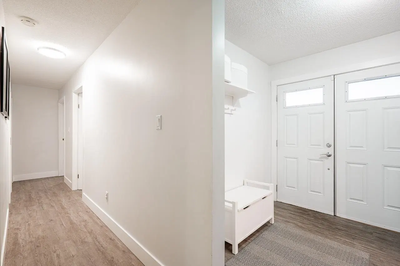 Photo 5 of 40 at 1668 Connaught Drive