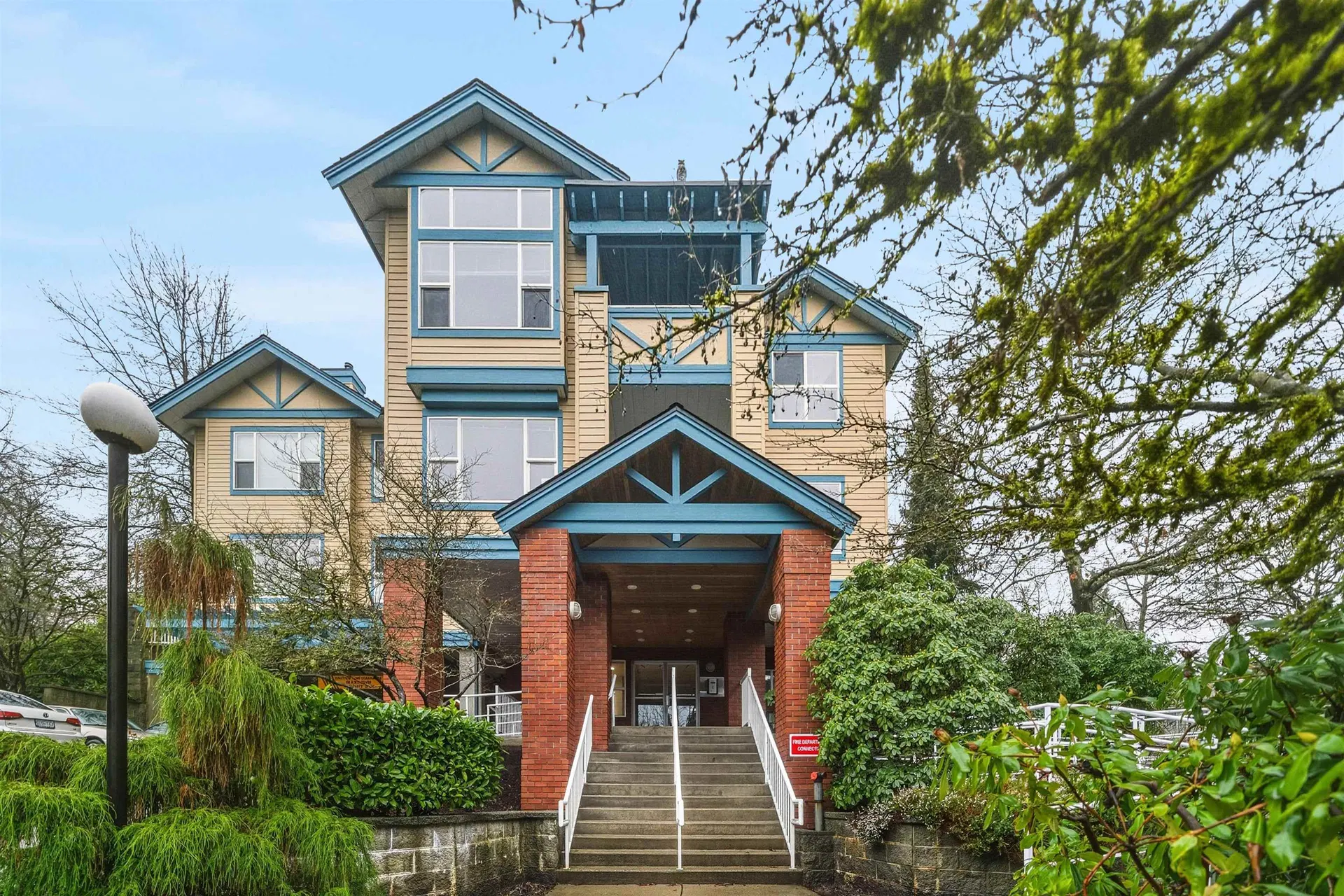 #210 – 5281 Oakmount Crescent