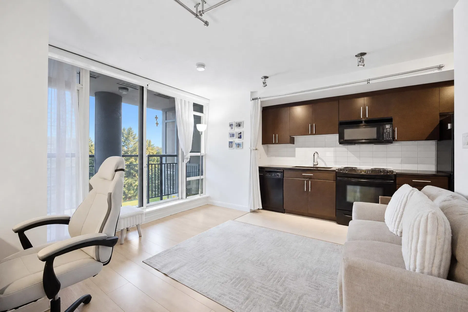 Photo 4 of 11 at #508 – 575 Delestre Avenue