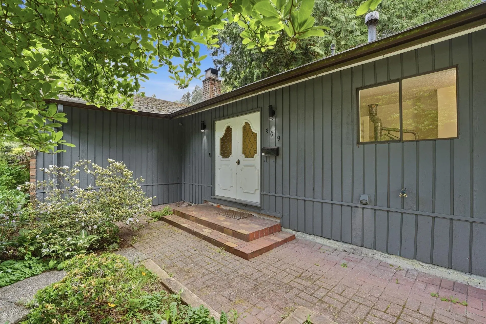 Photo 2 of 40 at 909 Seymour Boulevard