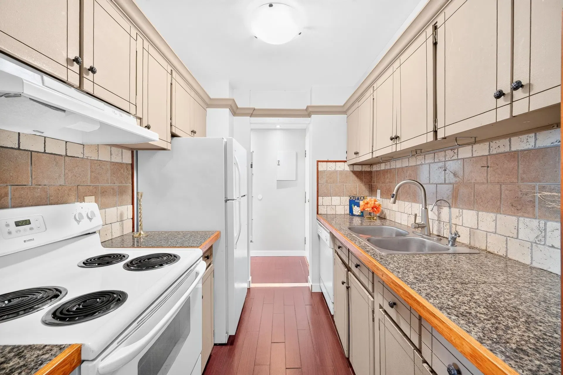 Photo 5 of 33 at #1105 – 6759 Willingdon Avenue