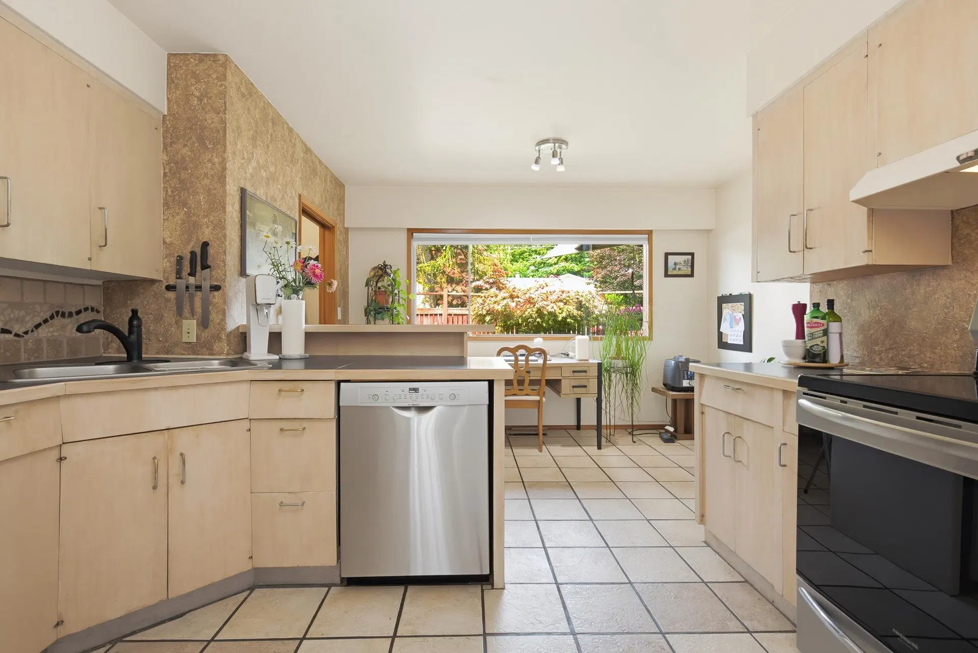 Photo 5 of 40 at 2822 Upland Crescent