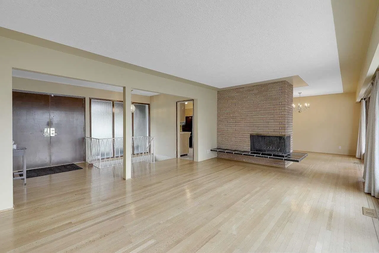 Photo 3 of 38 at 13753 114 Avenue