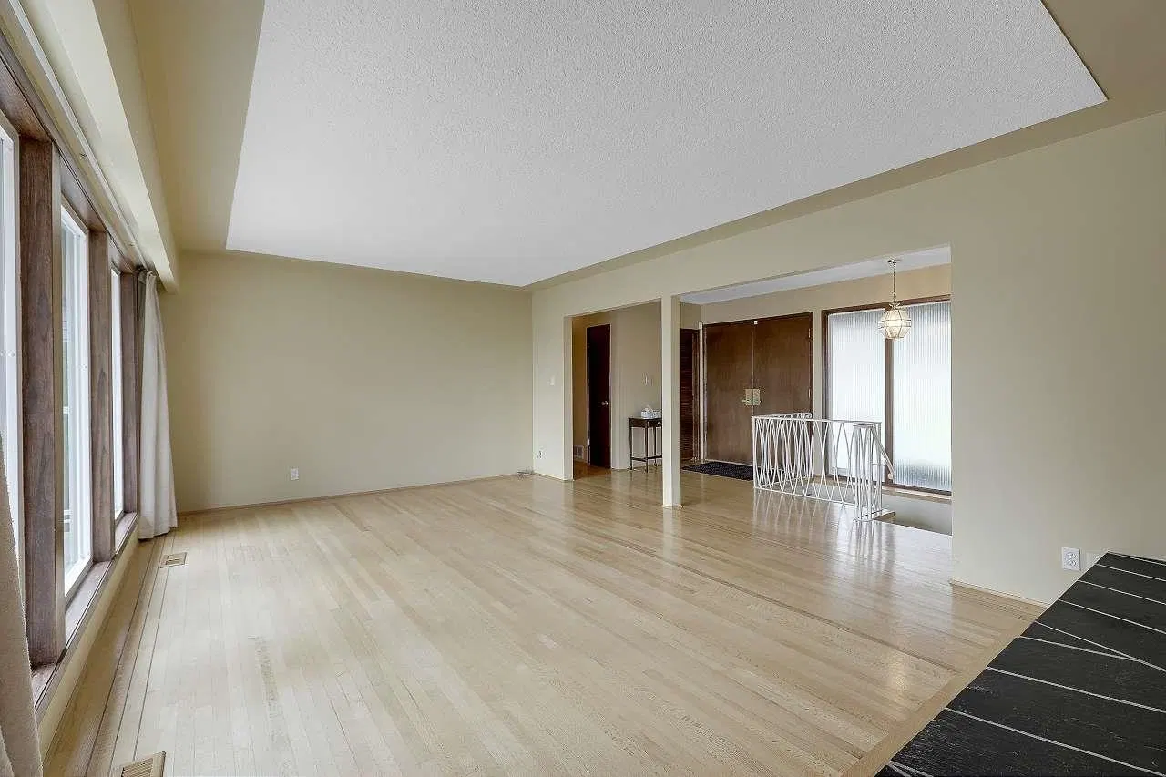 Photo 4 of 38 at 13753 114 Avenue