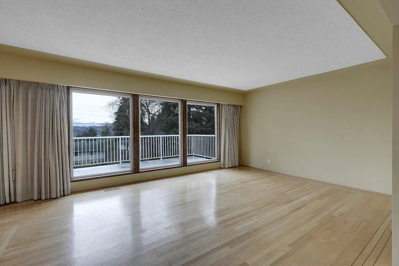 Photo 5 of 38 at 13753 114 Avenue