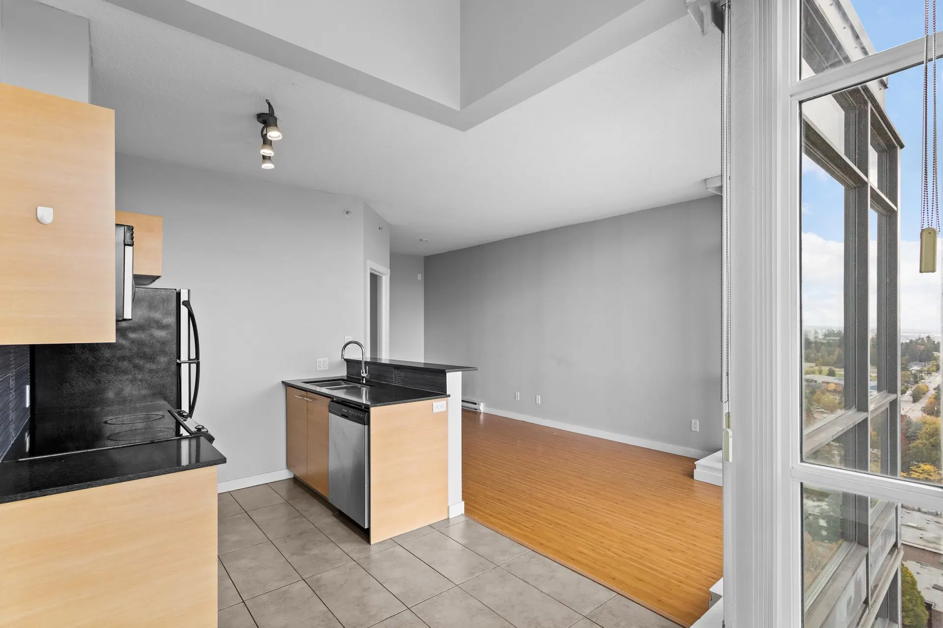 Photo 5 of 18 at #2209 – 13399 104 Avenue