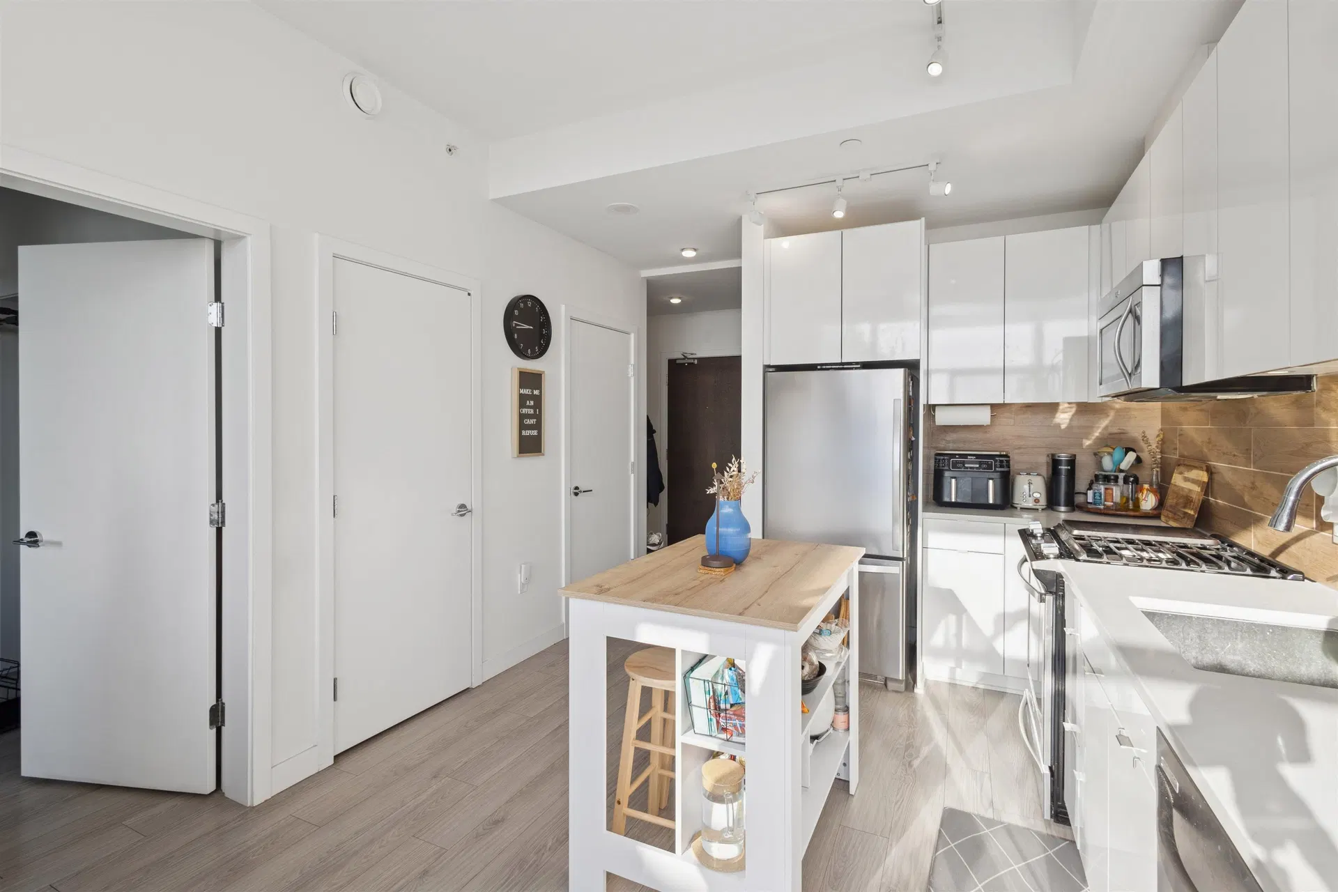 Photo 4 of 23 at #208 – 200 Nelson's Crescent