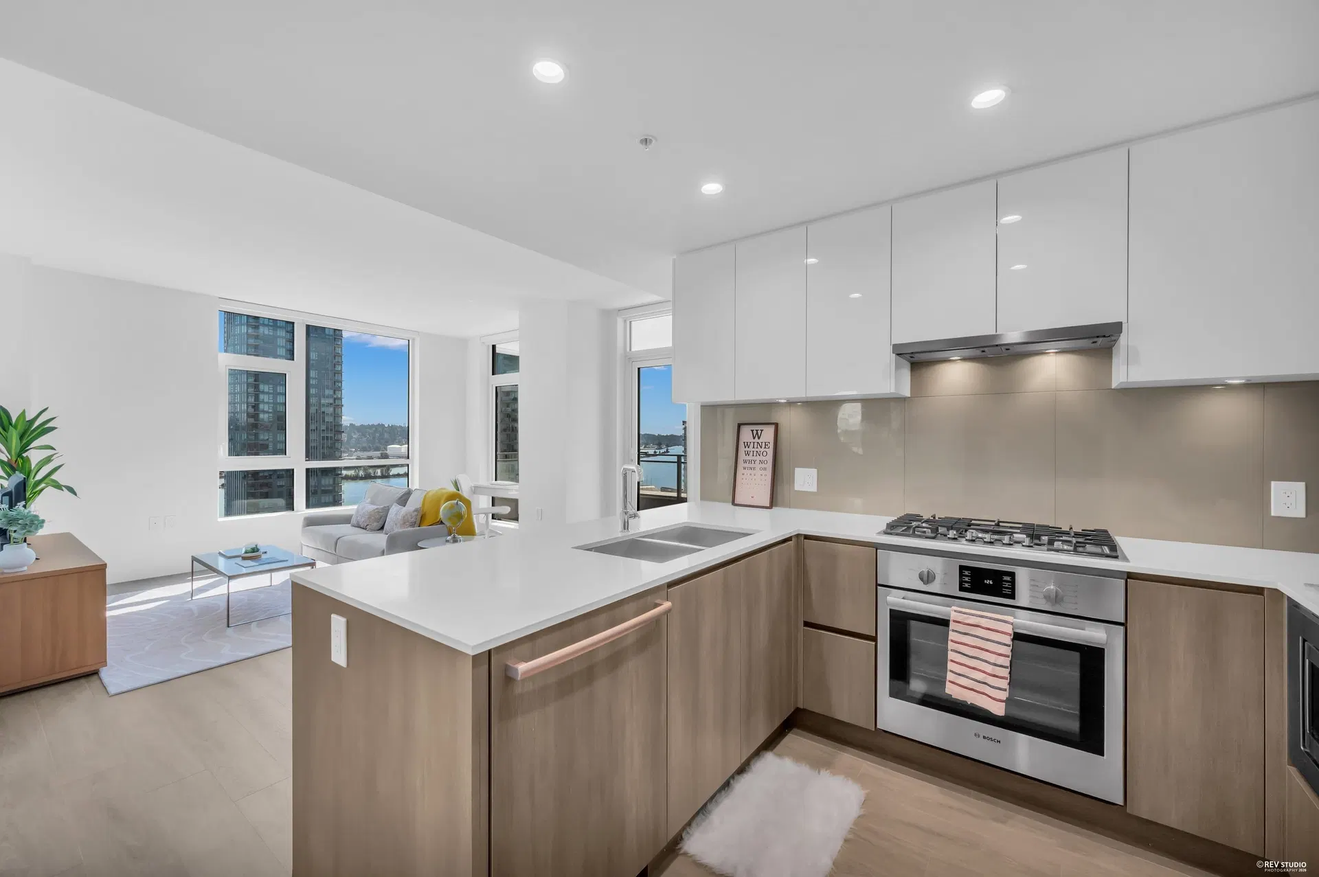 Photo 3 of 39 at #910 – 618 Carnarvon Street