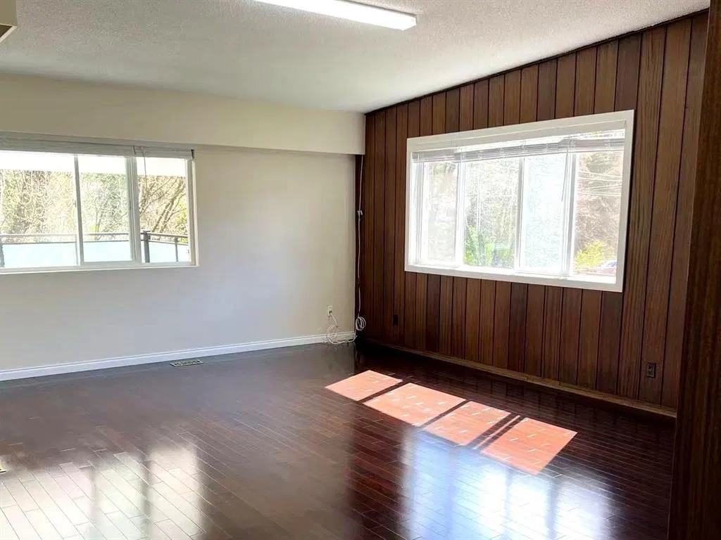 Photo 3 of 11 at 4383 Pinewood Crescent