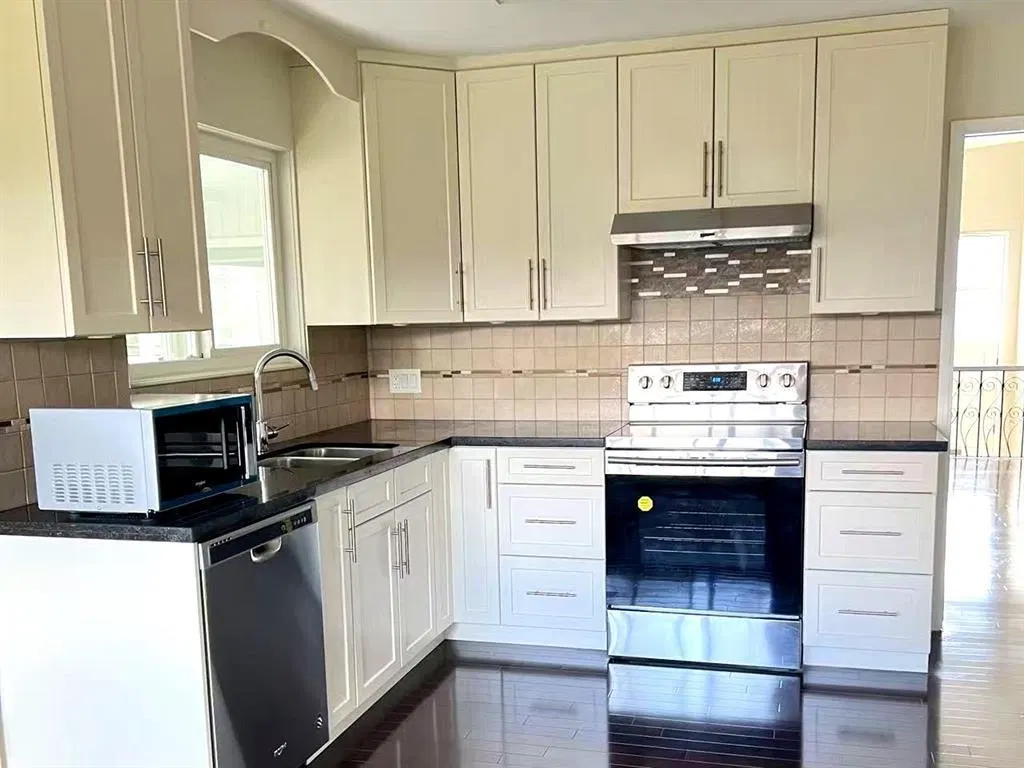 Photo 4 of 11 at 4383 Pinewood Crescent