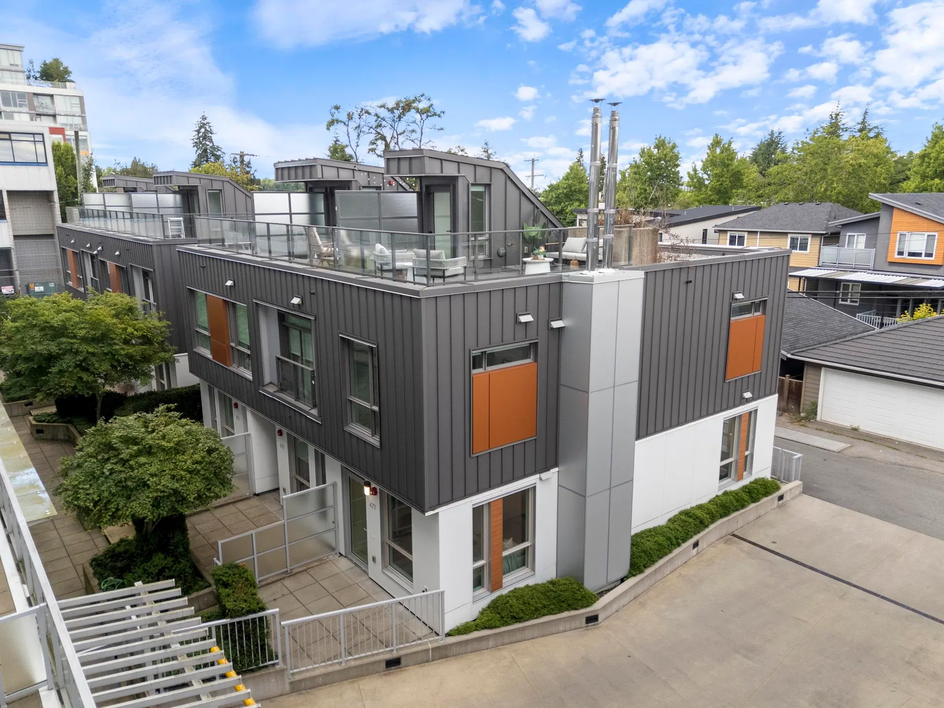 Photo 2 of 40 at 477 W King Edward Avenue