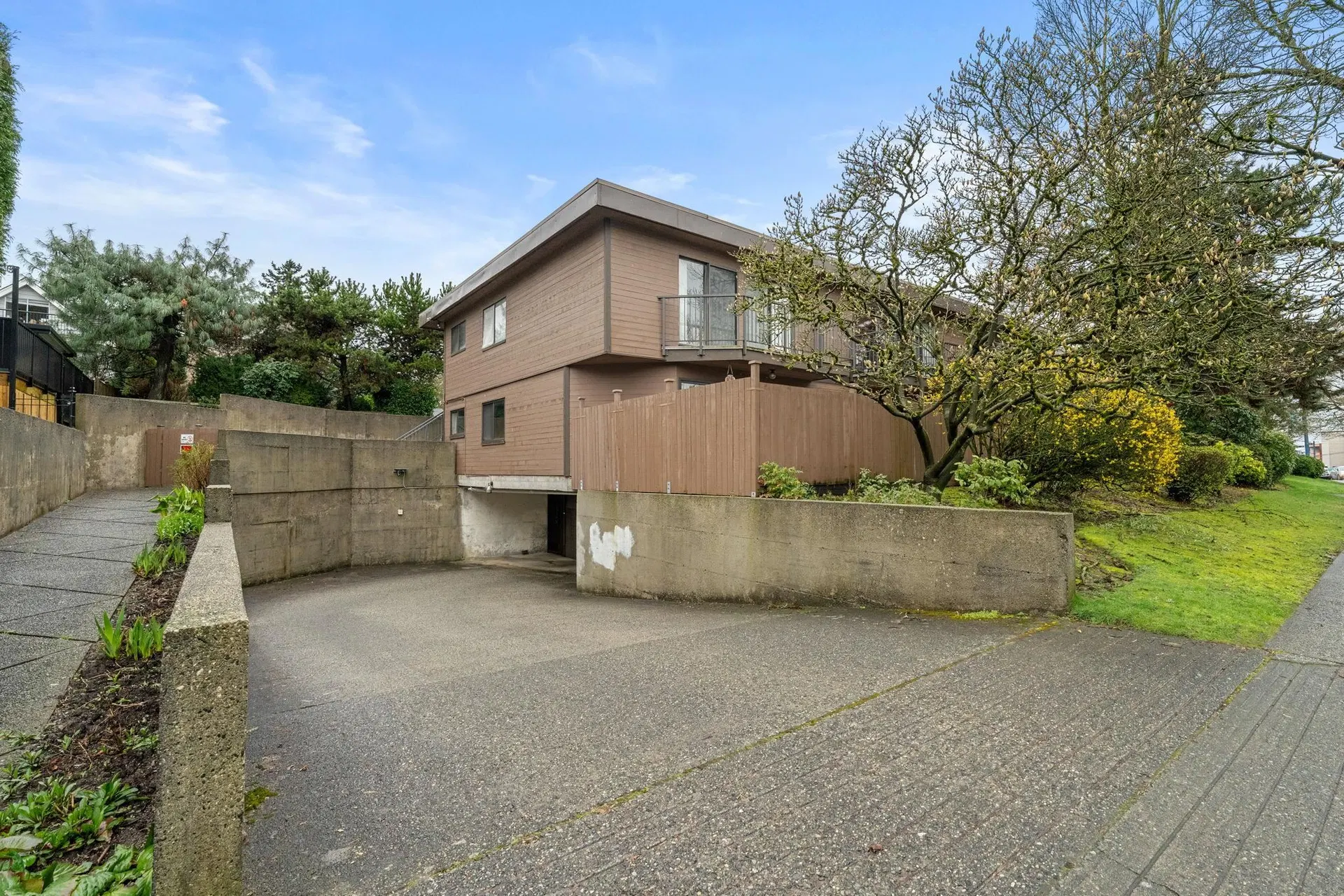 Photo 2 of 40 at #204 – 3136 Kingsway