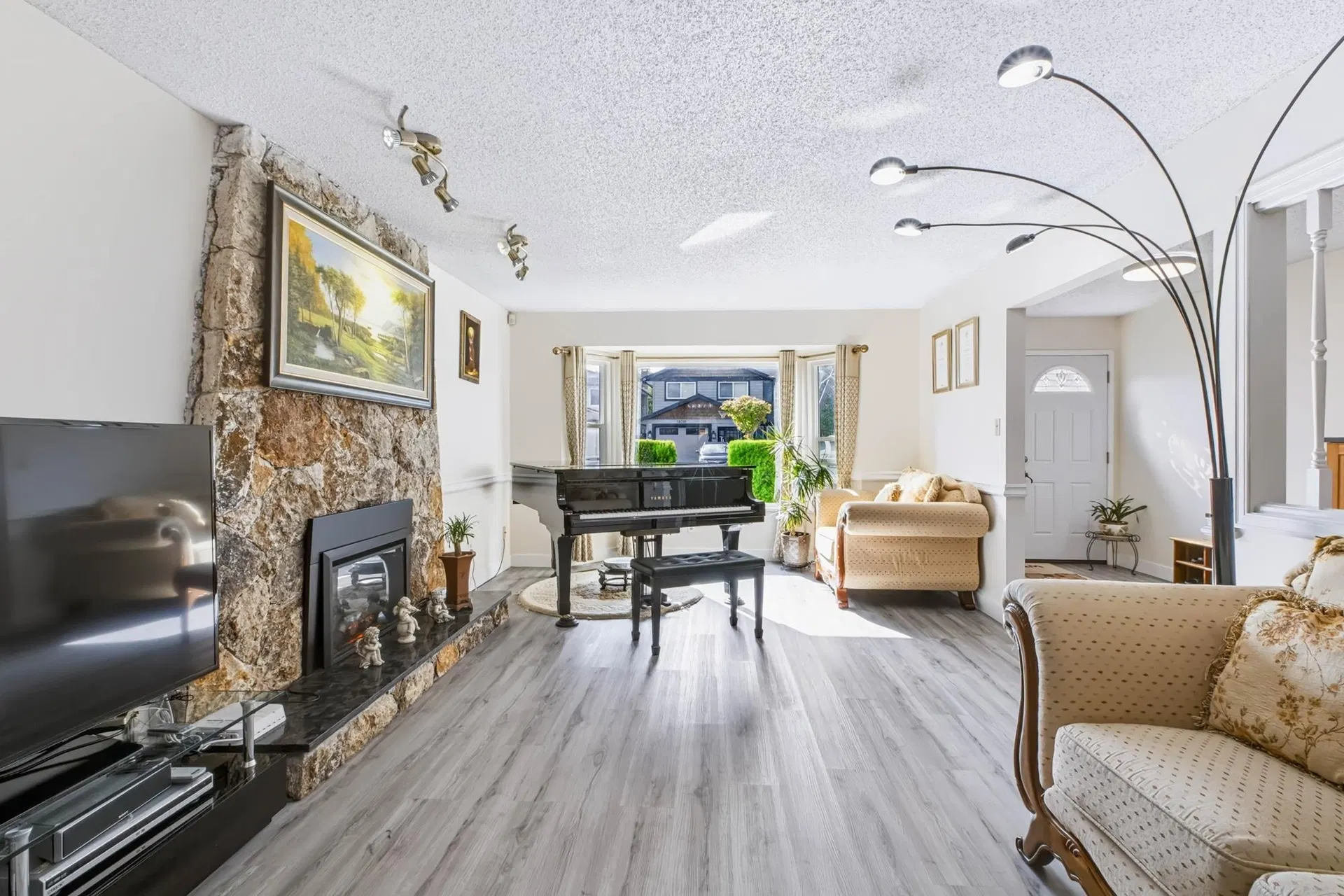 Photo 5 of 40 at 10680 Hollymount Drive