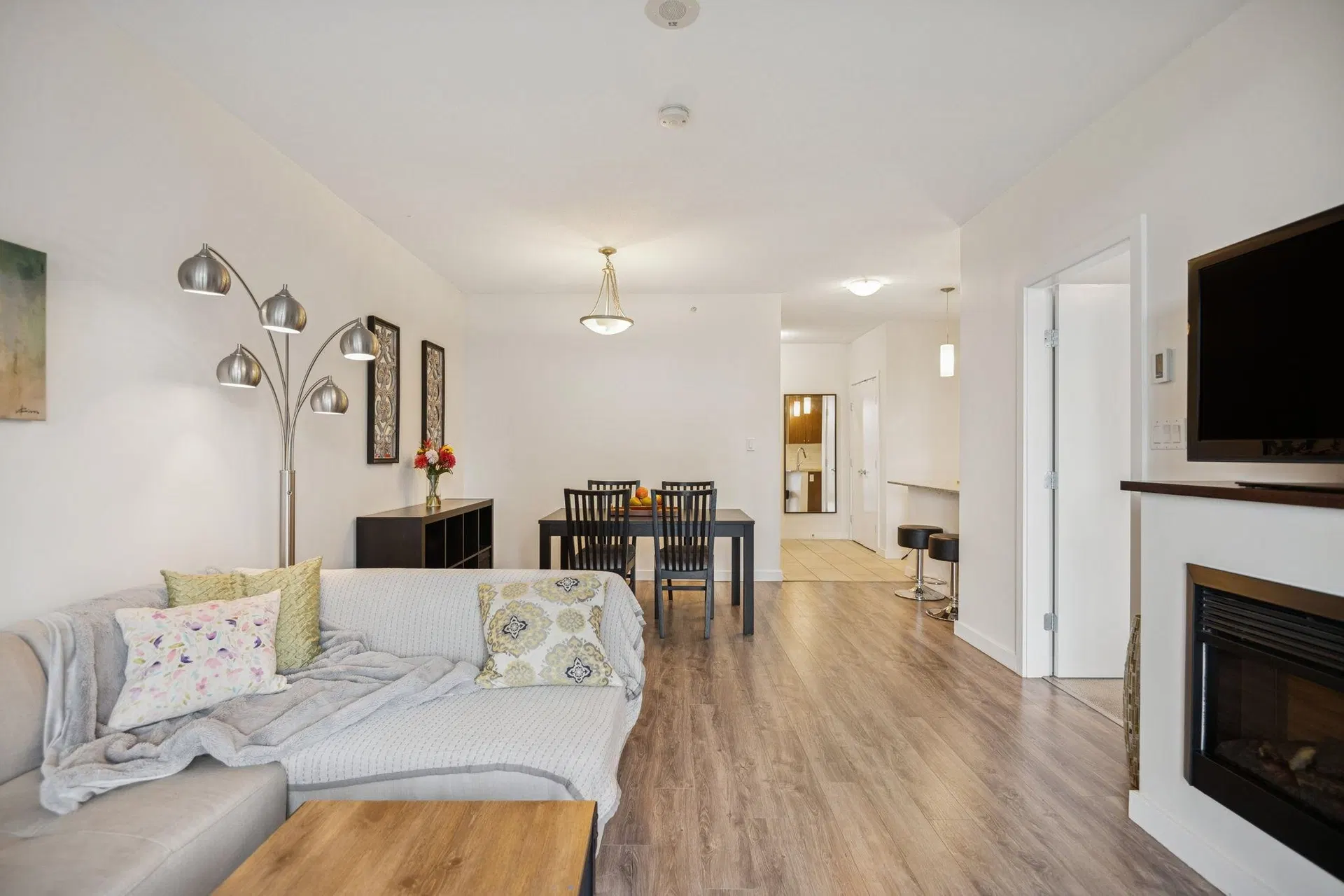 Photo 4 of 24 at #1407 – 280 Ross Drive